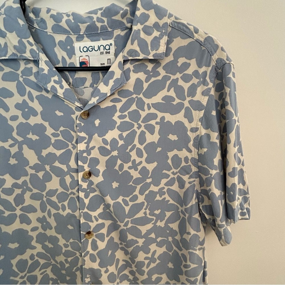 Laguna Medium Men’s Button Up Shirt Short Sleeve Blue And White Floral‎ Pattern